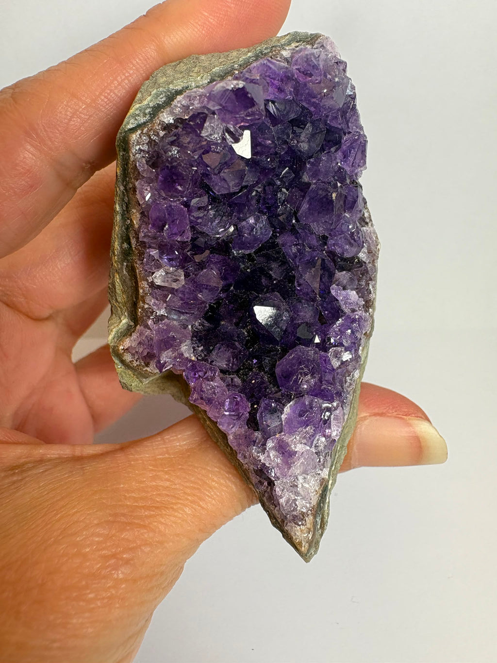 Drusa de amatista natural de intenso color violeta, con cristales brillantes y excelente calidad. Pieza única ideal para decoración, colección o regalo. Compra online con envío seguro.