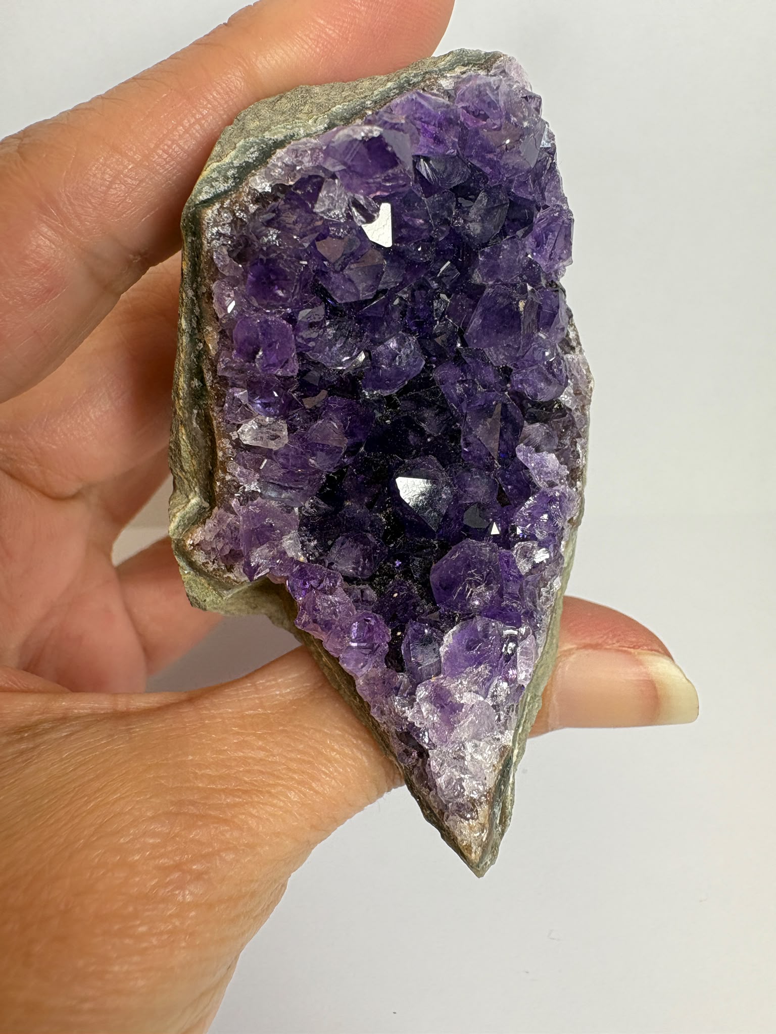 Drusa de amatista natural de intenso color violeta, con cristales brillantes y excelente calidad. Pieza única ideal para decoración, colección o regalo. Compra online con envío seguro.