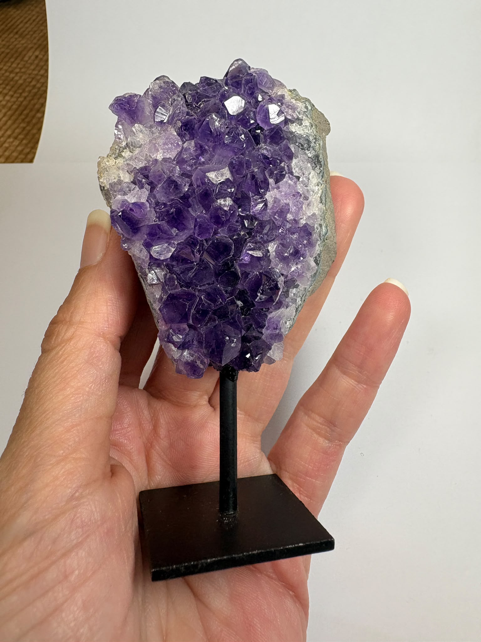Drusa de amatista natural de intenso color violeta, con cristales brillantes y excelente calidad. Pieza única ideal para decoración, colección o regalo. Compra online con envío seguro.