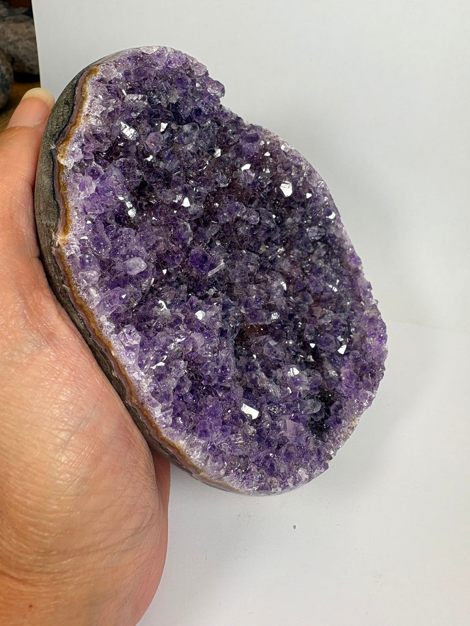 Drusa de amatista natural de intenso color violeta, con cristales brillantes y excelente calidad. Pieza única ideal para decoración, colección o regalo. Compra online con envío seguro.