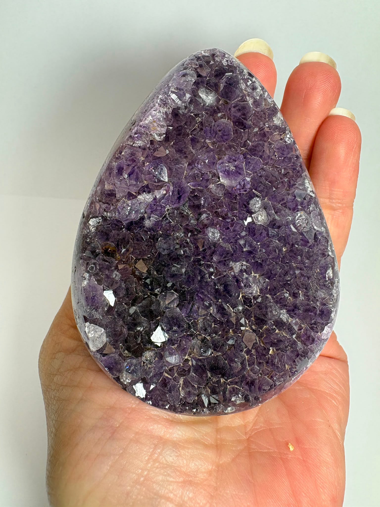 Drusa de amatista natural de intenso color violeta, con cristales brillantes y excelente calidad. Pieza única ideal para decoración, colección o regalo. Compra online con envío seguro.