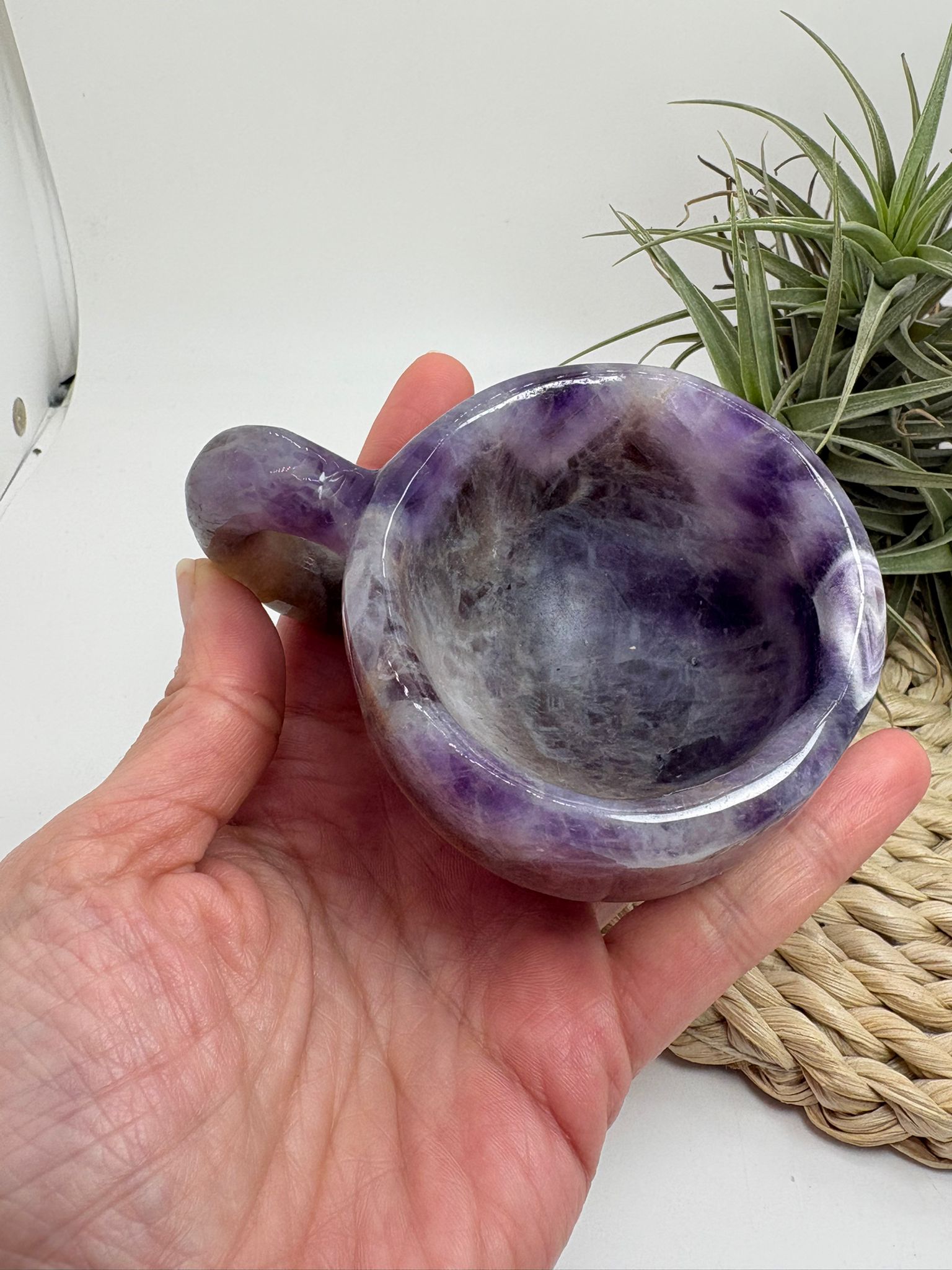 Taza de amatista natural tallada a mano pieza única con propiedades calmantes y energéticas ideal para decoración espiritual y coleccionismo