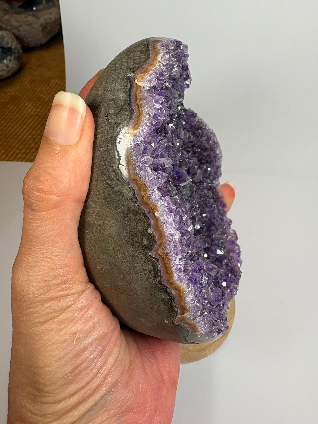 Drusa de amatista natural de intenso color violeta, con cristales brillantes y excelente calidad. Pieza única ideal para decoración, colección o regalo. Compra online con envío seguro.