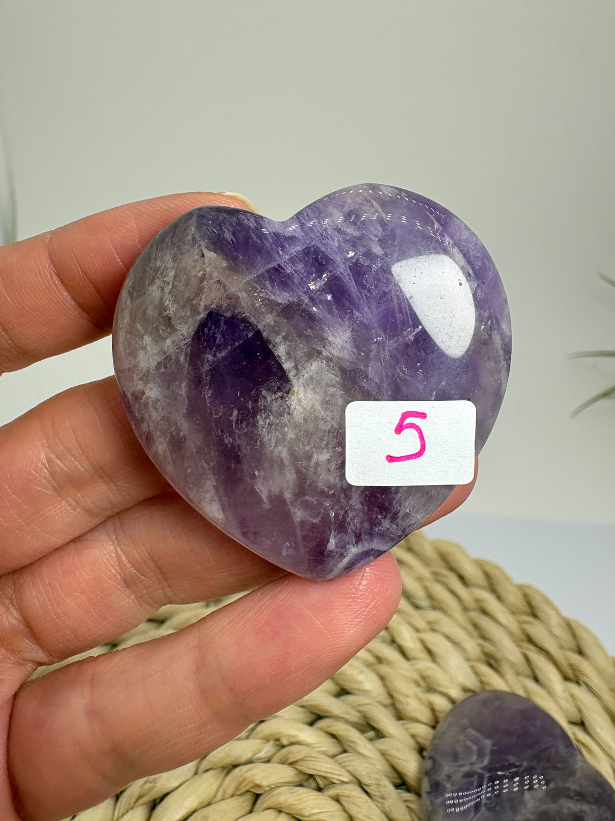 Corazón de amatista plano número 6, con superficie pulida, vetas claras y tonos violetas