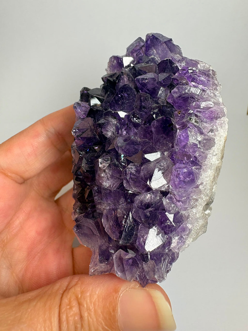 Drusa de amatista natural de intenso color violeta, con cristales brillantes y excelente calidad. Pieza única ideal para decoración, colección o regalo. Compra online con envío seguro.