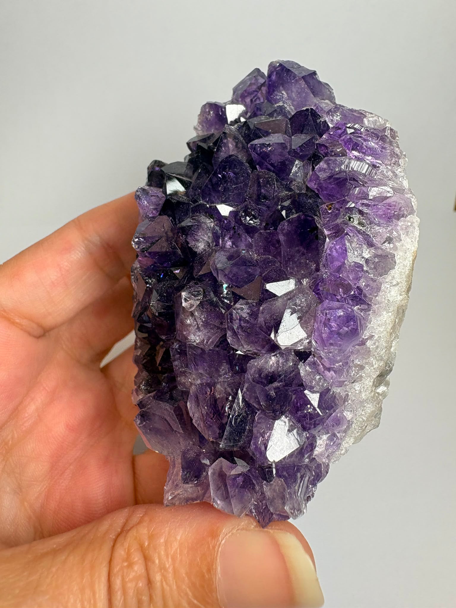 Drusa de amatista natural de intenso color violeta, con cristales brillantes y excelente calidad. Pieza única ideal para decoración, colección o regalo. Compra online con envío seguro.
