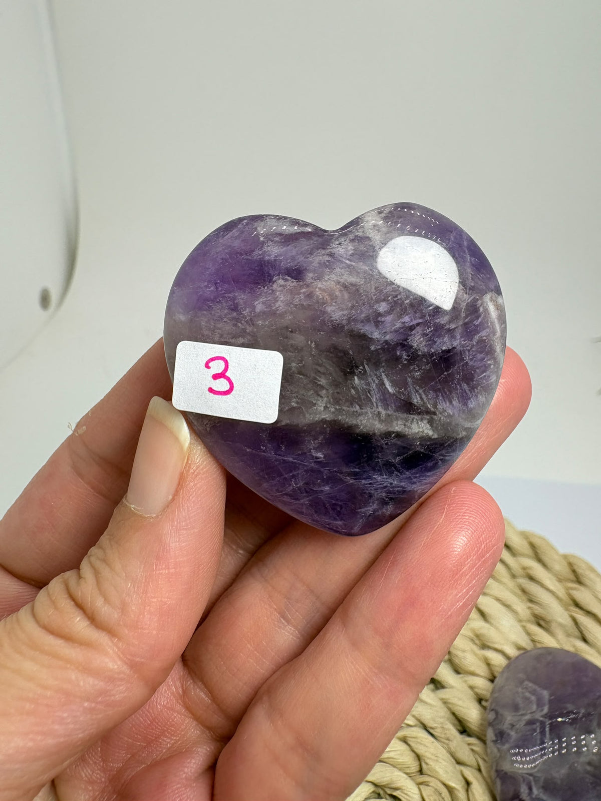 Corazón de amatista plano número 6, con superficie pulida, vetas claras y tonos violetas