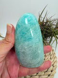 Monolito de amazonita natural de Madagascar N31, pulido y de intenso color azul turquesa. Pieza única de 7,7 × 4,5 × 3,2 cm.