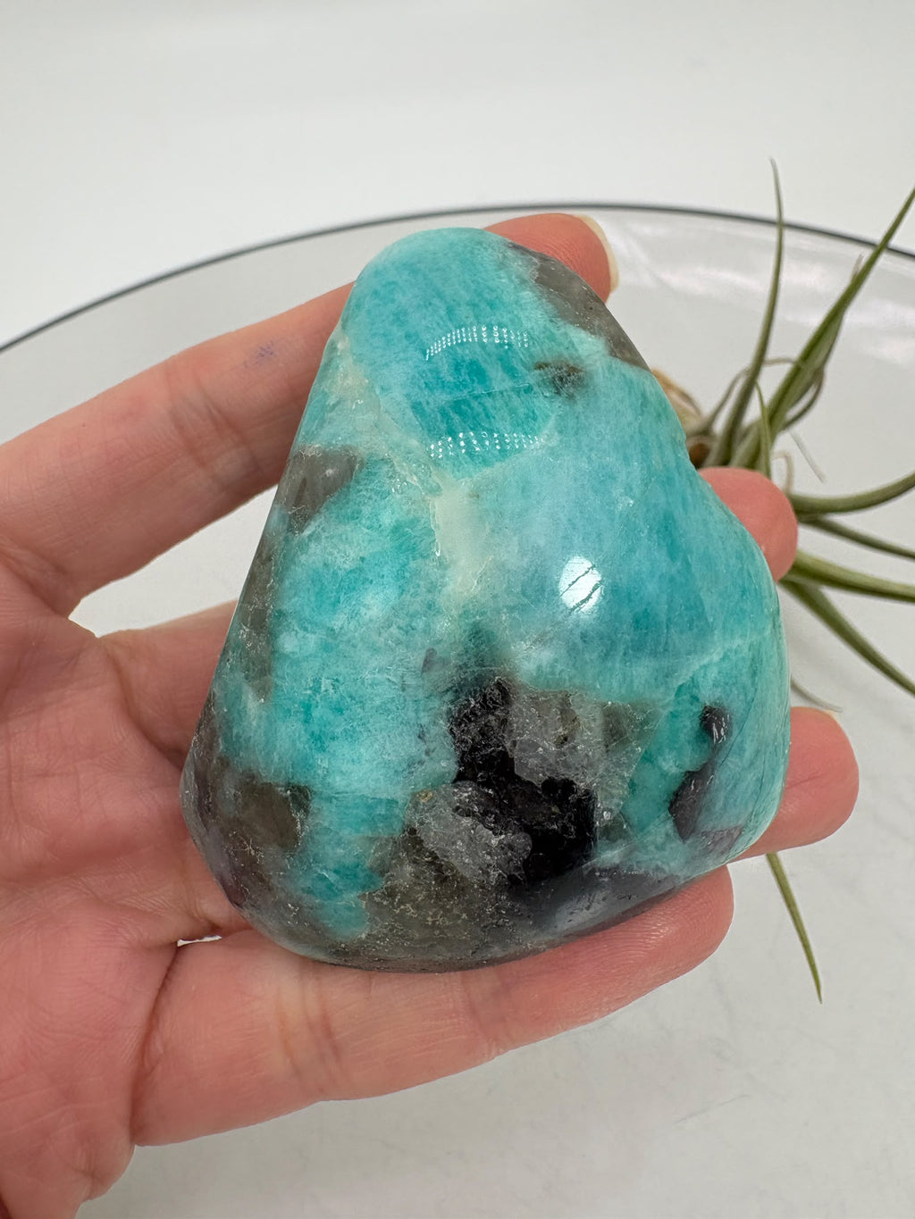 Amazonita semipulida con cuarzo ahumado y mica moscovita de Madagascar. Pieza única de 5,8 × 5,3 × 2,7 cm, con cara pulida y zonas en bruto.