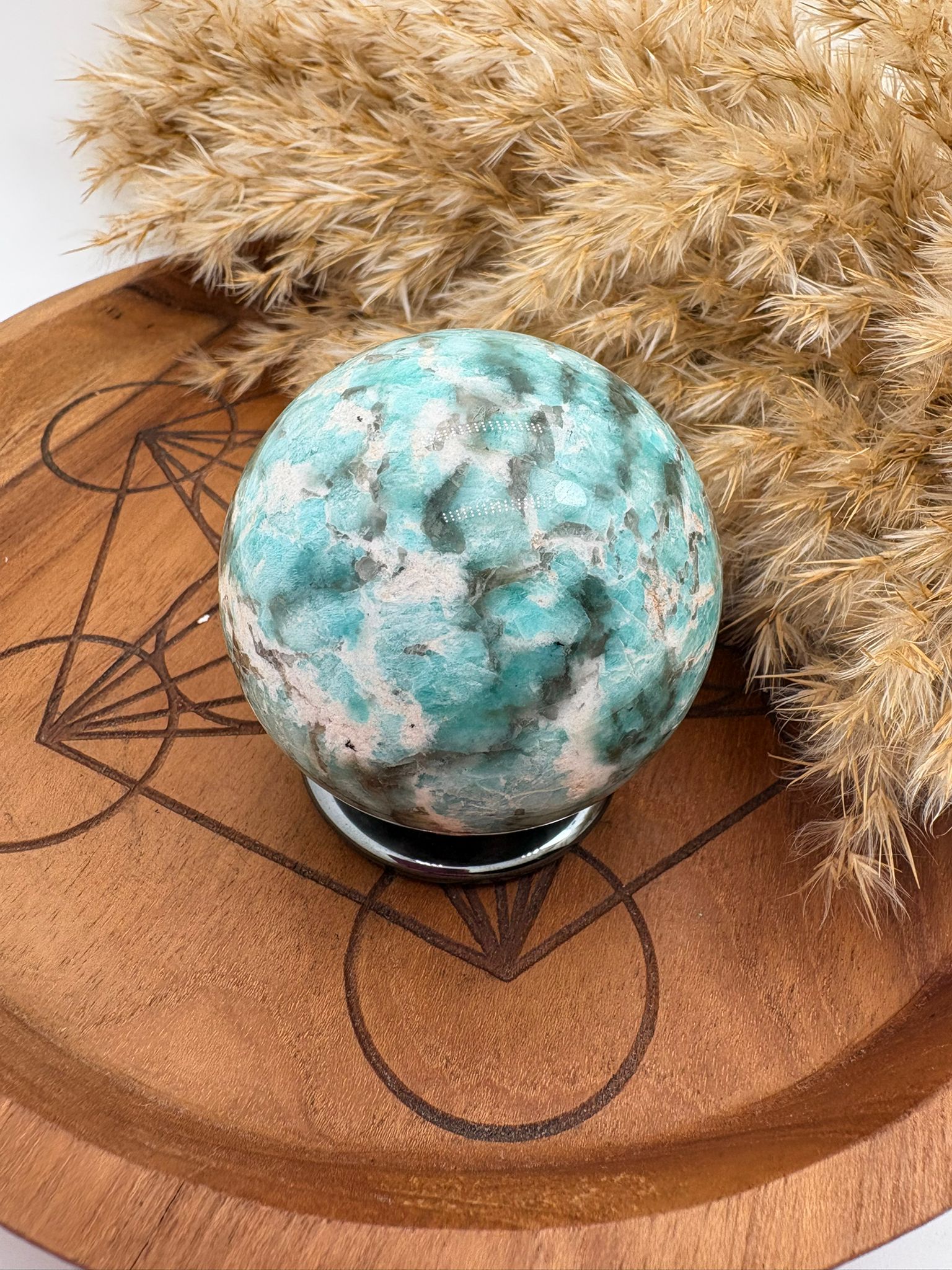 Esfera de amazonita con cuarzo ahumado, combinación única de calma y protección energética. Ideal para armonizar el hogar, equilibrar emociones y aportar bienestar.