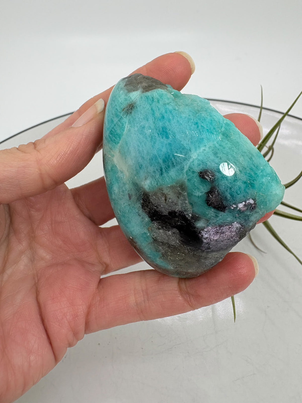 Amazonita semipulida con cuarzo ahumado y mica moscovita de Madagascar. Pieza única de 5,8 × 5,3 × 2,7 cm, con cara pulida y zonas en bruto.
