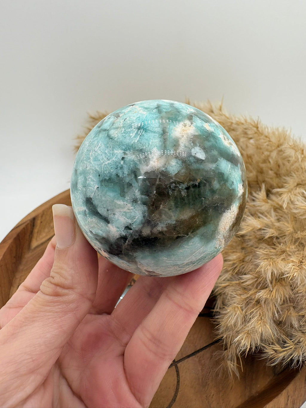Esfera de amazonita con cuarzo ahumado, combinación única de calma y protección energética. Ideal para armonizar el hogar, equilibrar emociones y aportar bienestar.