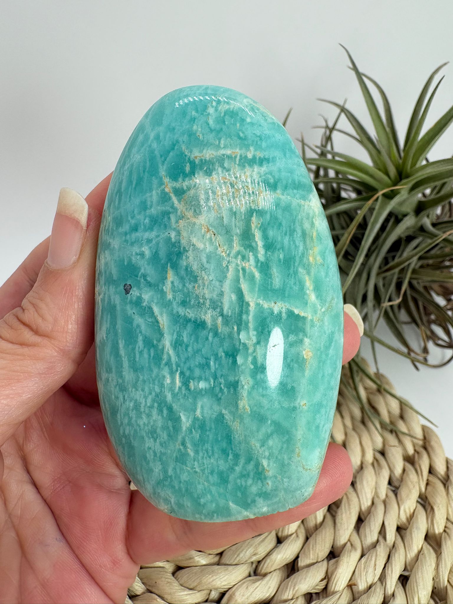 Monolito de amazonita natural pulida con preciosos tonos verde agua y vetas naturales. Pieza única.