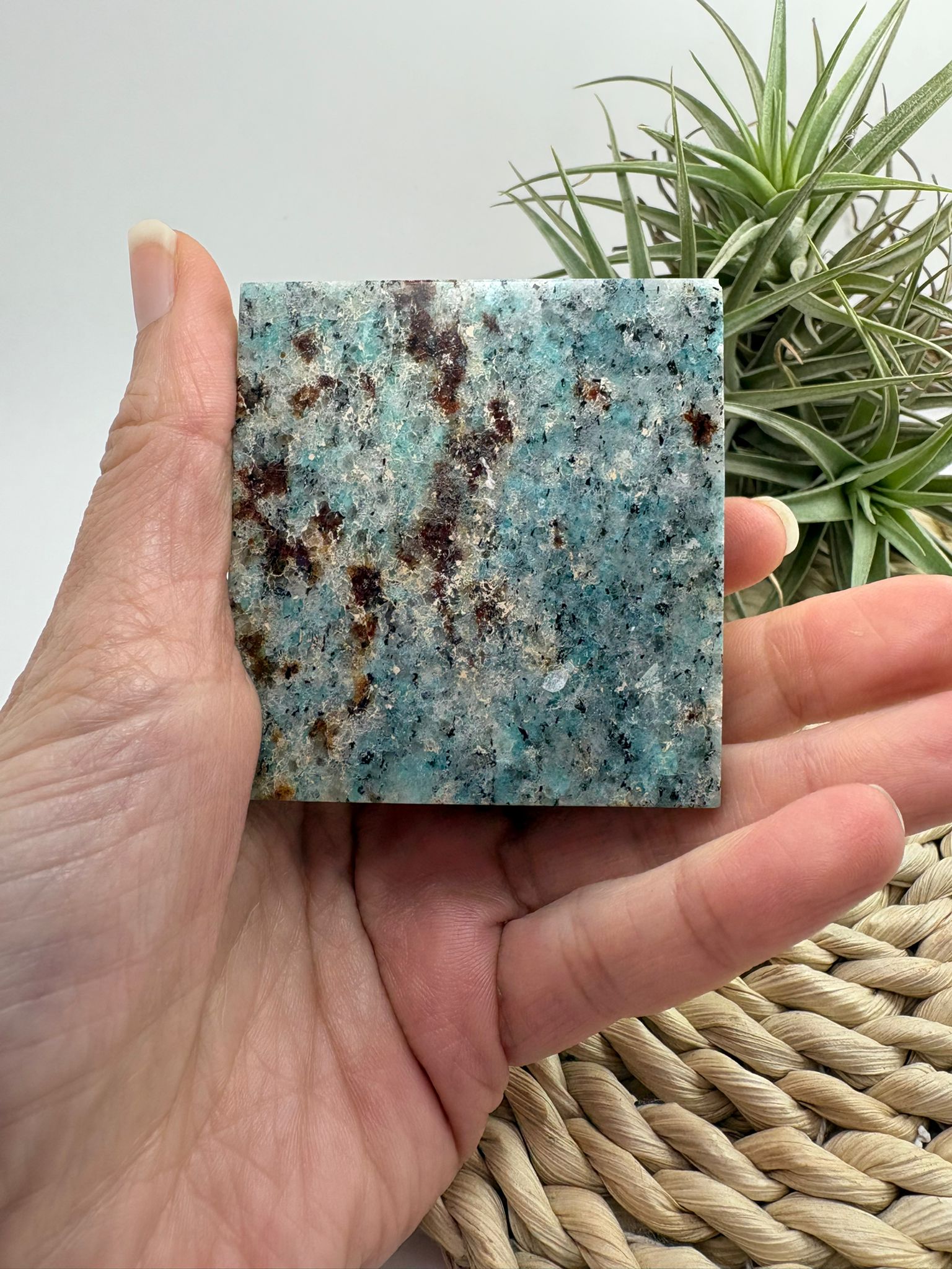 Pirámide de amazonita natural de 4,7 cm, piedra de calma y equilibrio emocional. Ideal para meditación, decoración y energía del hogar.