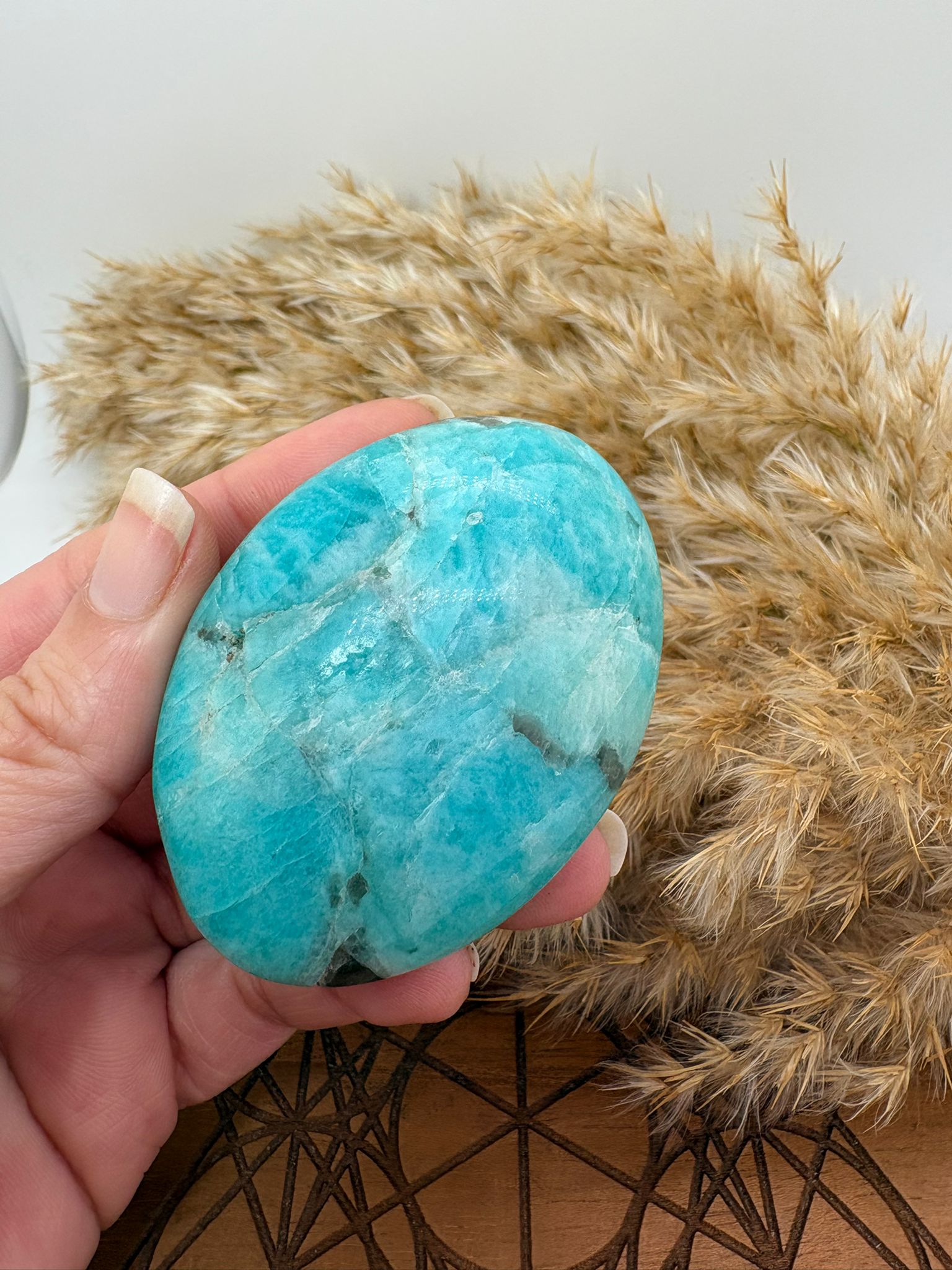 Palmstone de amazonita natural de tono verde azulado con vetas únicas. Piedra de calma, equilibrio emocional y comunicación. Ideal para meditación, relajación y armonizar espacios.