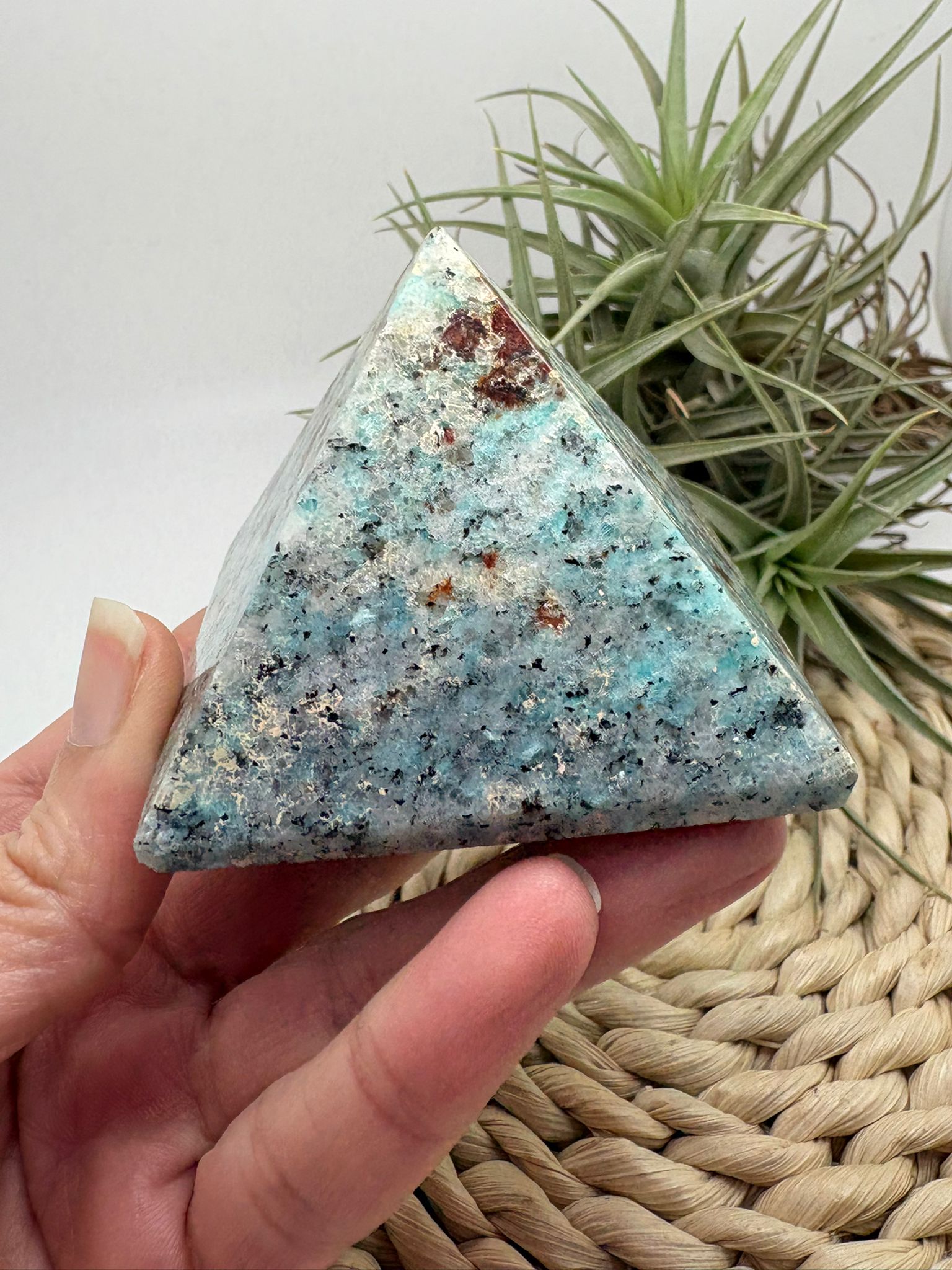 Pirámide de amazonita natural de 4,7 cm, piedra de calma y equilibrio emocional. Ideal para meditación, decoración y energía del hogar.