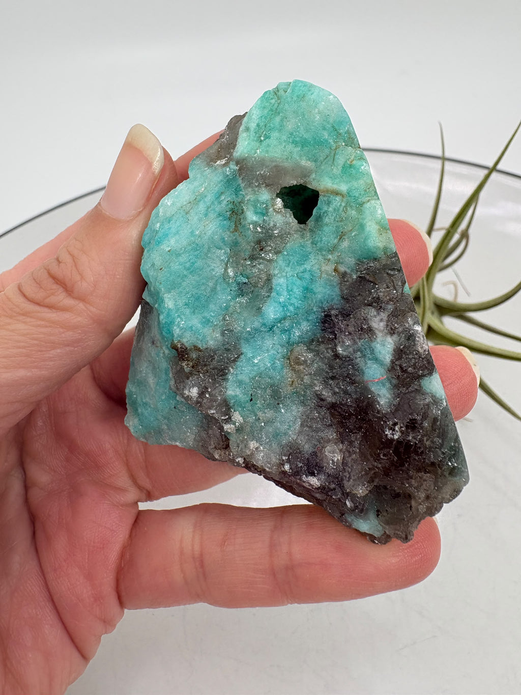 Amazonita semipulida con cuarzo ahumado y mica moscovita de Madagascar. Pieza única de 5,8 × 5,3 × 2,7 cm, con cara pulida y zonas en bruto.
