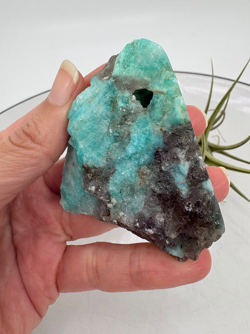 Amazonita semipulida con cuarzo ahumado y mica moscovita de Madagascar. Pieza única de 5,8 × 5,3 × 2,7 cm, con cara pulida y zonas en bruto.