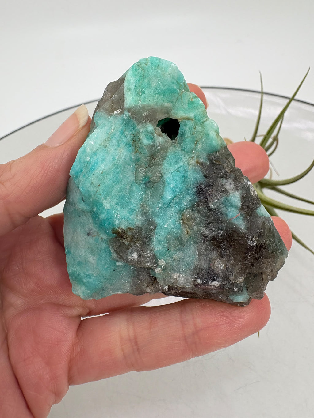 Amazonita semipulida con cuarzo ahumado y mica moscovita de Madagascar. Pieza única de 5,8 × 5,3 × 2,7 cm, con cara pulida y zonas en bruto.
