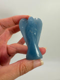 Ángel tallado en angelita natural de 5,3 × 3 cm. Pieza única de suave color azul, ideal para meditación, decoración y colección.