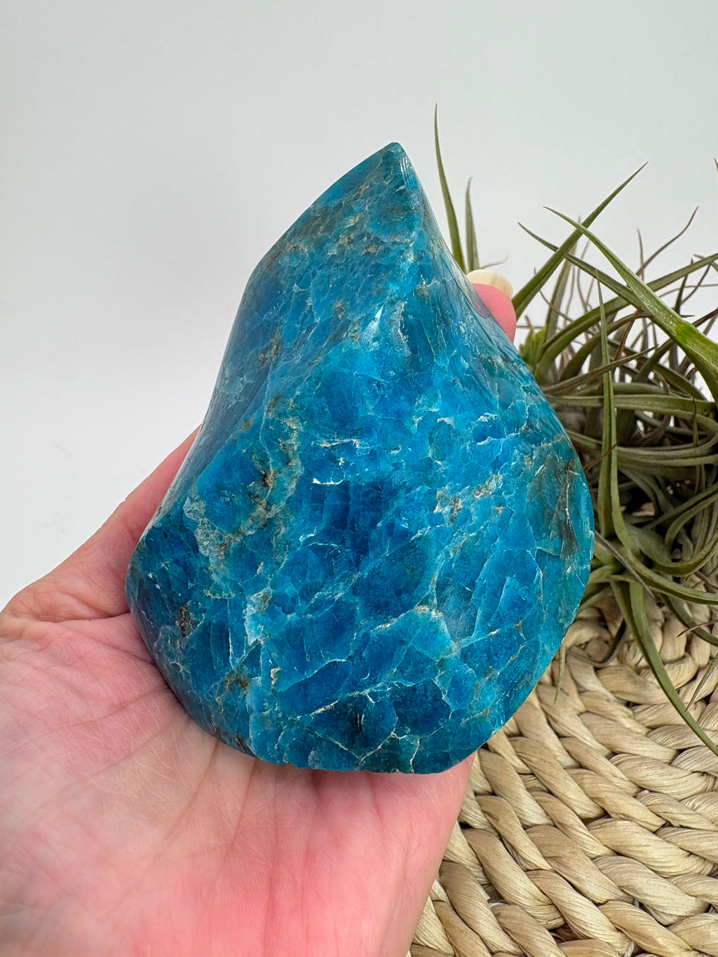 Llama de apatito azul de intenso color y bonitas vetas naturales. Pieza única asociada con la motivación, la claridad mental y la comunicación.