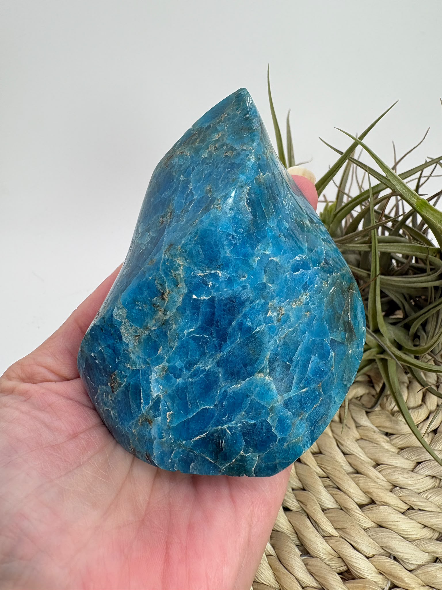 Llama de apatito azul de intenso color y bonitas vetas naturales. Pieza única asociada con la motivación, la claridad mental y la comunicación.