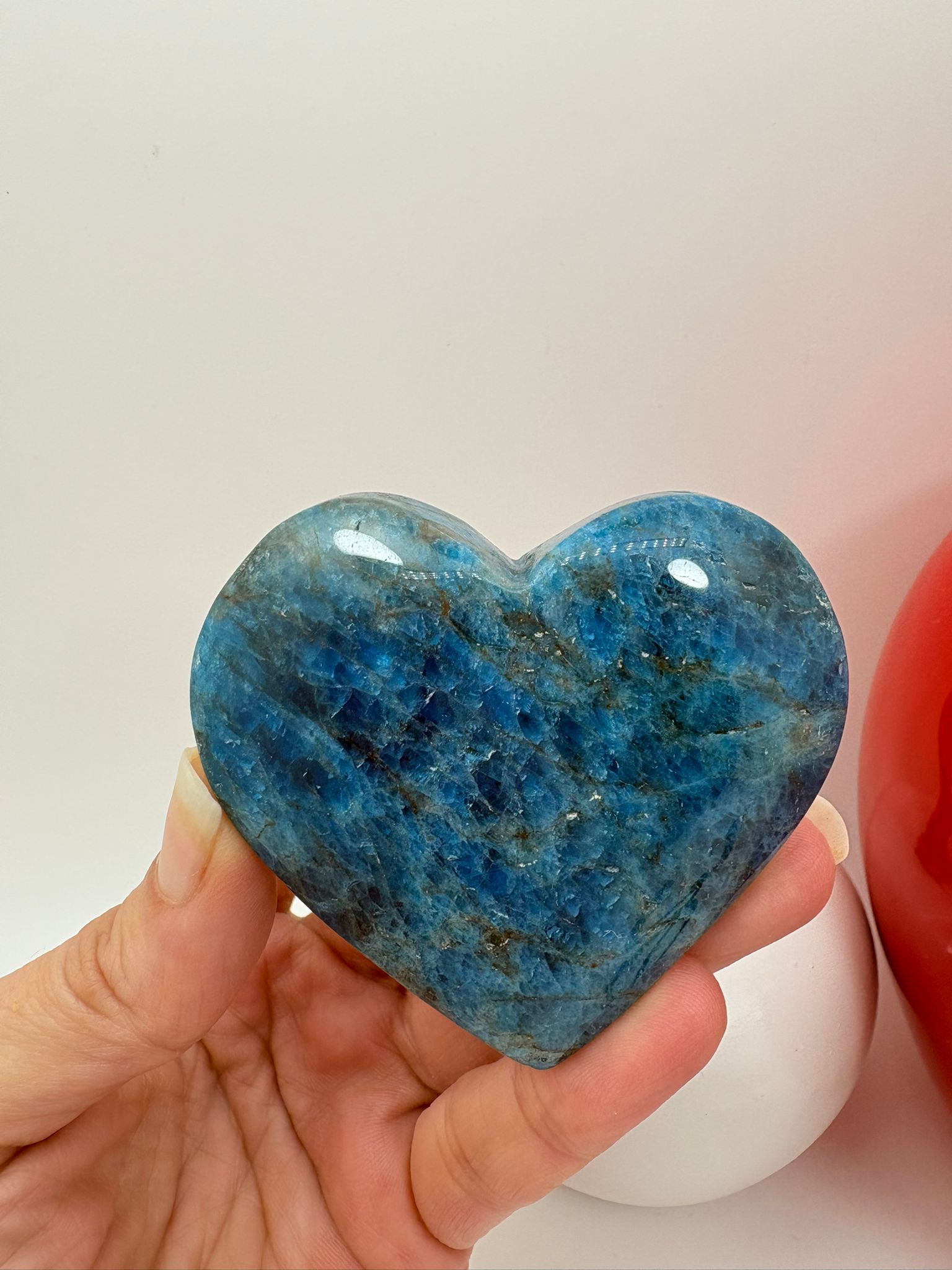 Corazón de apatito azul natural de 5,5 x 6 cm. Pieza única con tonos intensos, ideal para colección o uso energético.