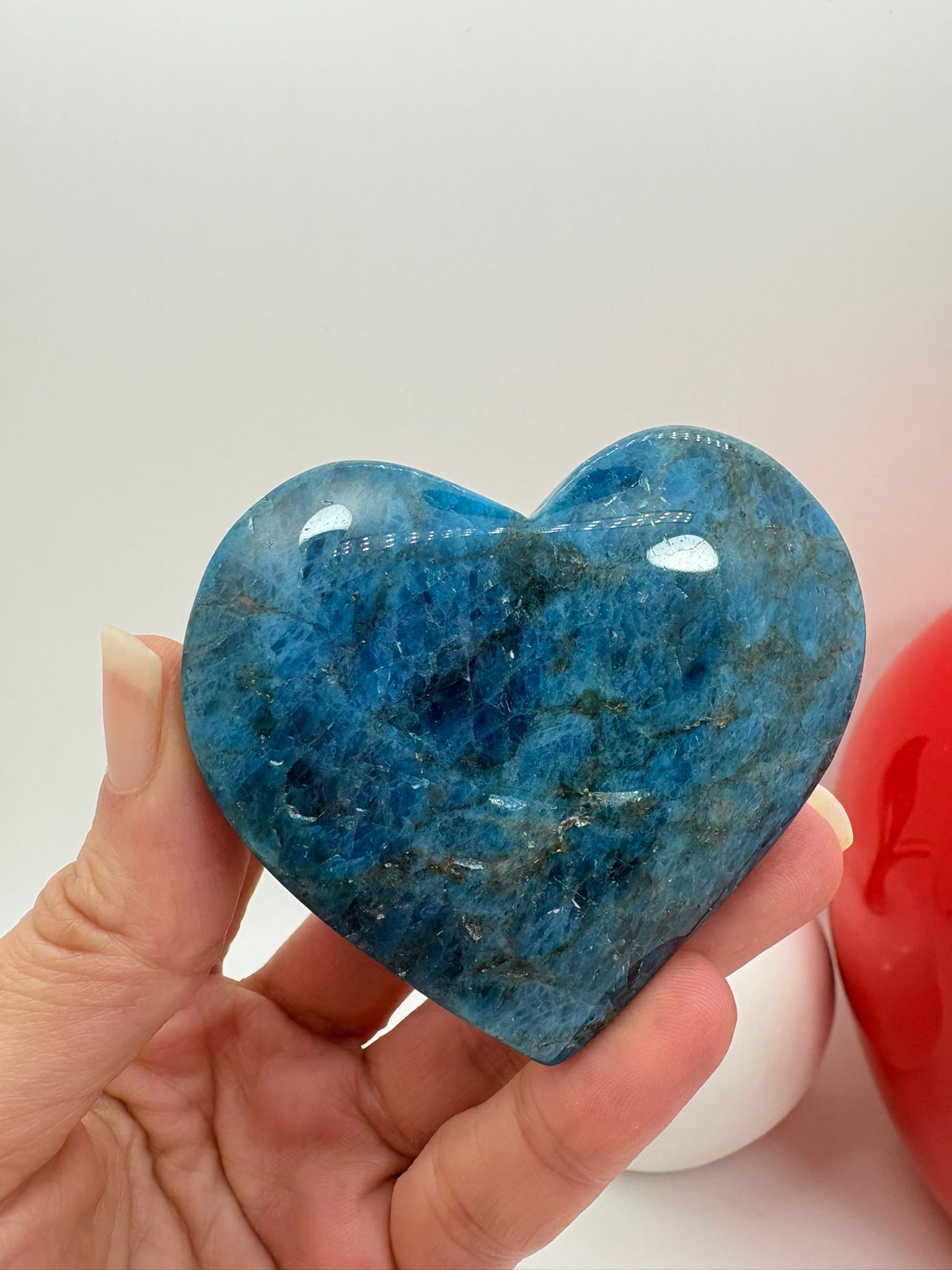 Corazón de apatito azul natural de 5,5 x 6 cm. Pieza única con tonos intensos, ideal para colección o uso energético.