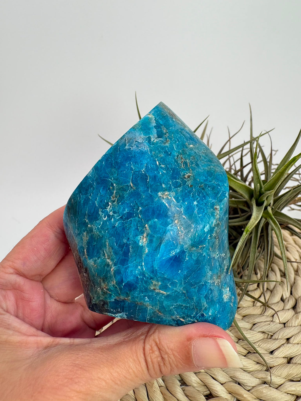 Llama de apatito azul de intenso color y bonitas vetas naturales. Pieza única asociada con la motivación, la claridad mental y la comunicación.