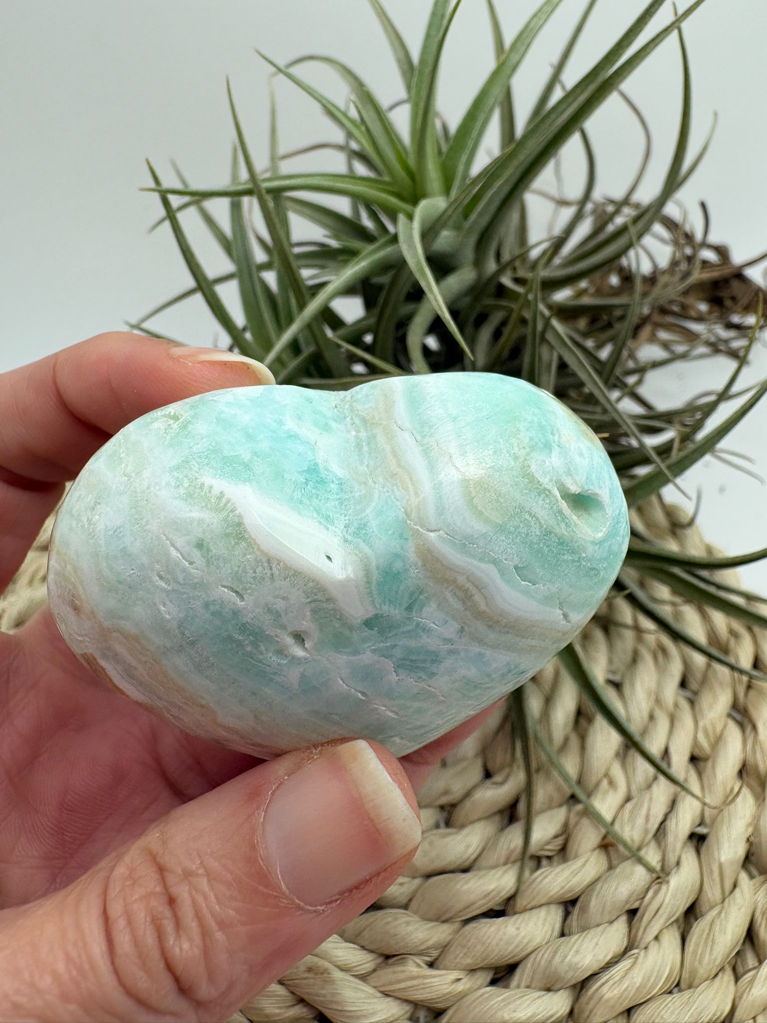 Corazón de aragonito azul natural con energía serena. Ideal para calmar la mente, equilibrar emociones y aportar paz y bienestar.