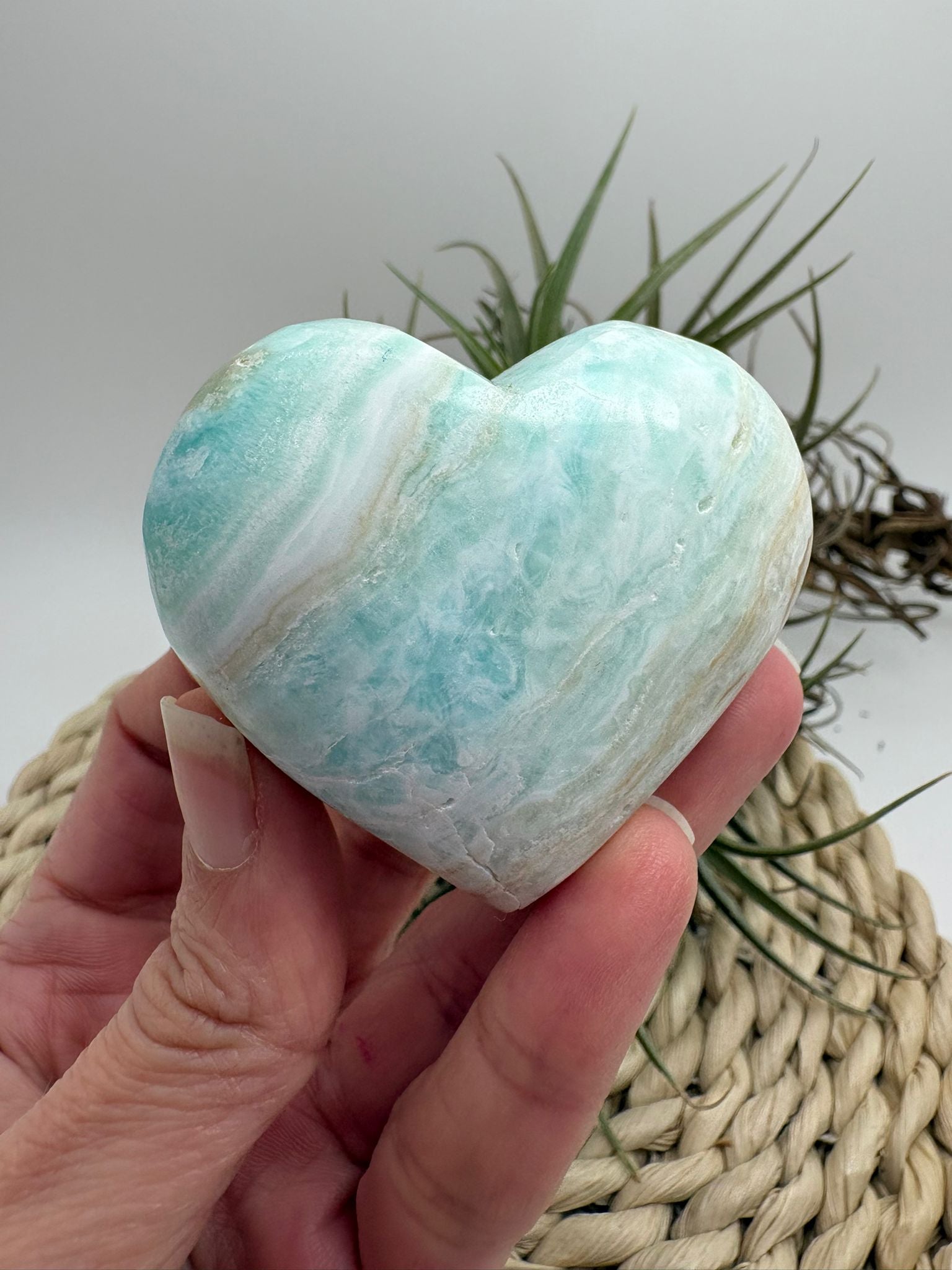Corazón de aragonito azul natural con energía serena. Ideal para calmar la mente, equilibrar emociones y aportar paz y bienestar.