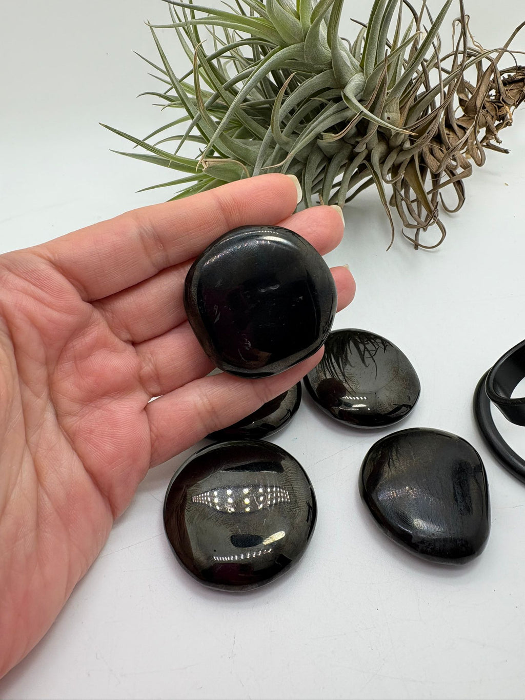 Cantos planos de azabache natural pulido de color negro intenso y brillo elegante. Ideales para llevar encima, meditar o utilizar como piedra de protección energética.