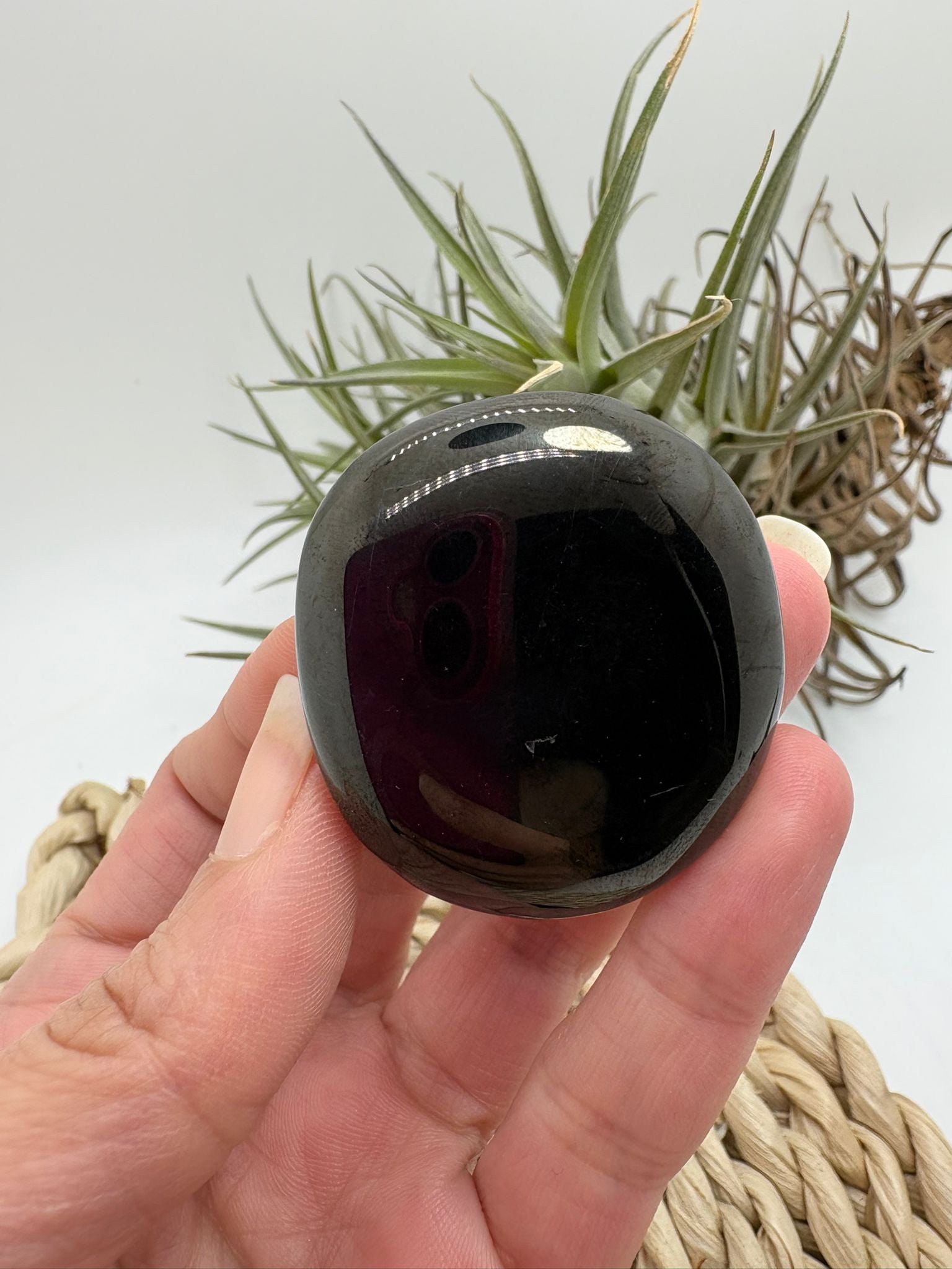 Cantos planos de azabache natural pulido de color negro intenso y brillo elegante. Ideales para llevar encima, meditar o utilizar como piedra de protección energética.