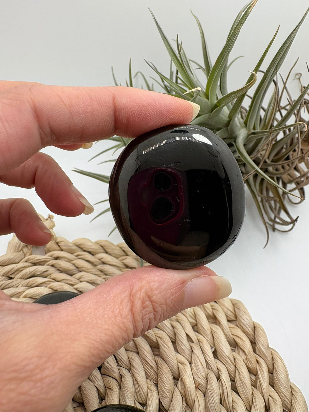 Cantos planos de azabache natural pulido de color negro intenso y brillo elegante. Ideales para llevar encima, meditar o utilizar como piedra de protección energética.