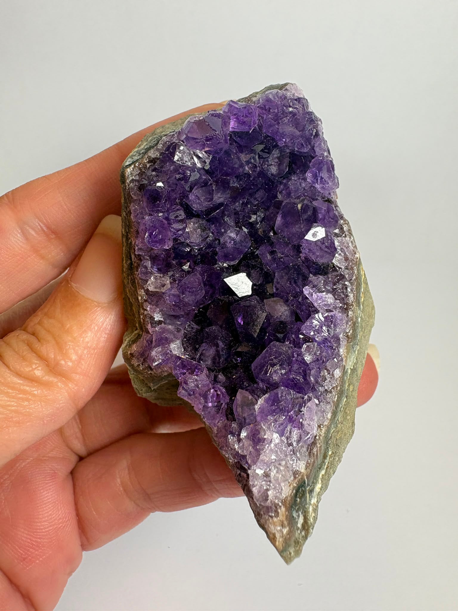 Drusa de amatista natural - cristales violetas brillantes