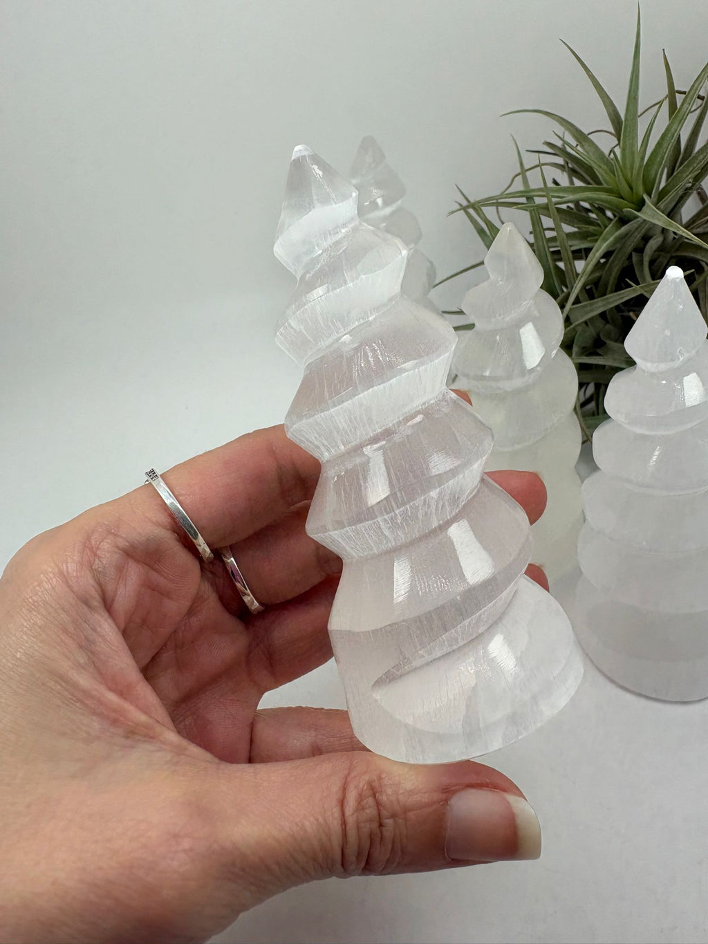 Torre de selenita espiral pequeña 10 cm - cuerno de unicornio mineral decorativo