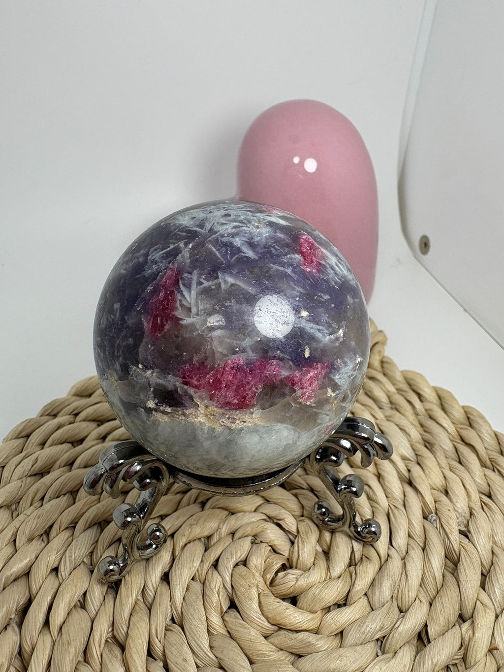 Esfera de lepidolita con inclusiones (piedra de unicornio)