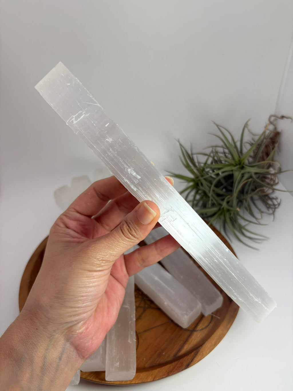 Barra de selenita natural para limpieza energética, armonización de minerales, meditación y terapias de sanación. Se vende por unidad.