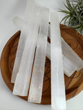 Barra de selenita natural para limpieza energética, armonización de minerales, meditación y terapias de sanación. Se vende por unidad.