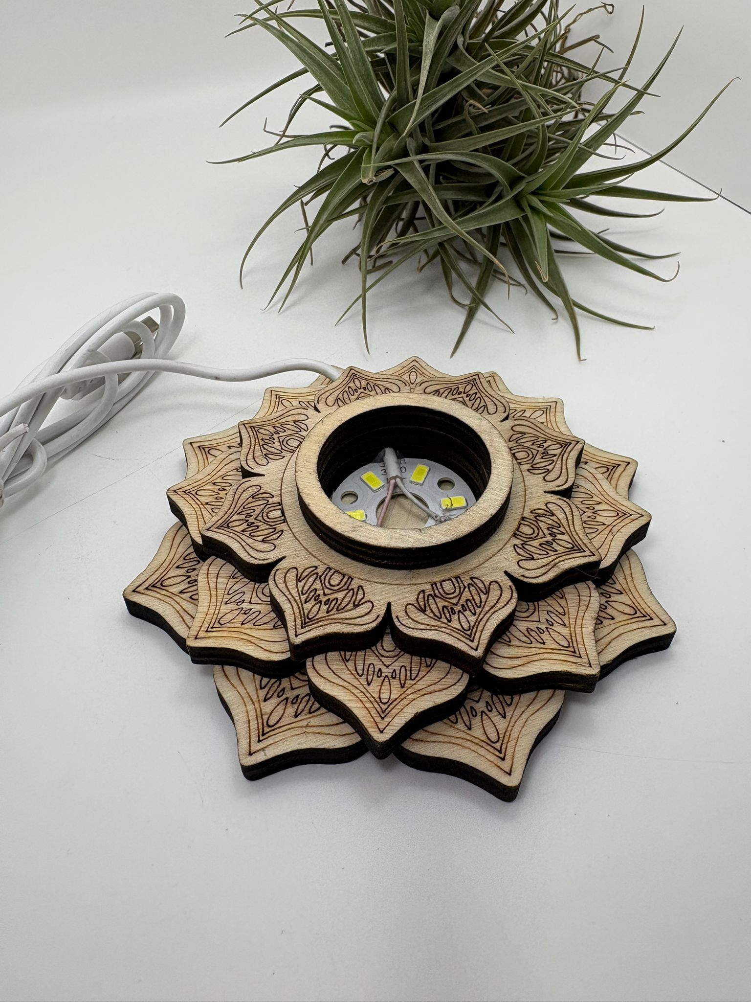 Base LED de madera en forma de flor de loto para esferas de 5 a 7 cm. Luz cálida y conexión USB, ideal para minerales.