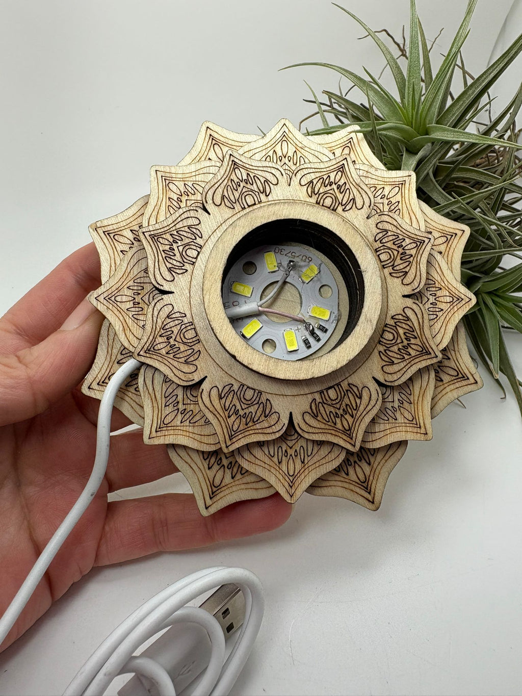 Base LED de madera en forma de flor de loto para esferas de 5 a 7 cm. Luz cálida y conexión USB, ideal para minerales.