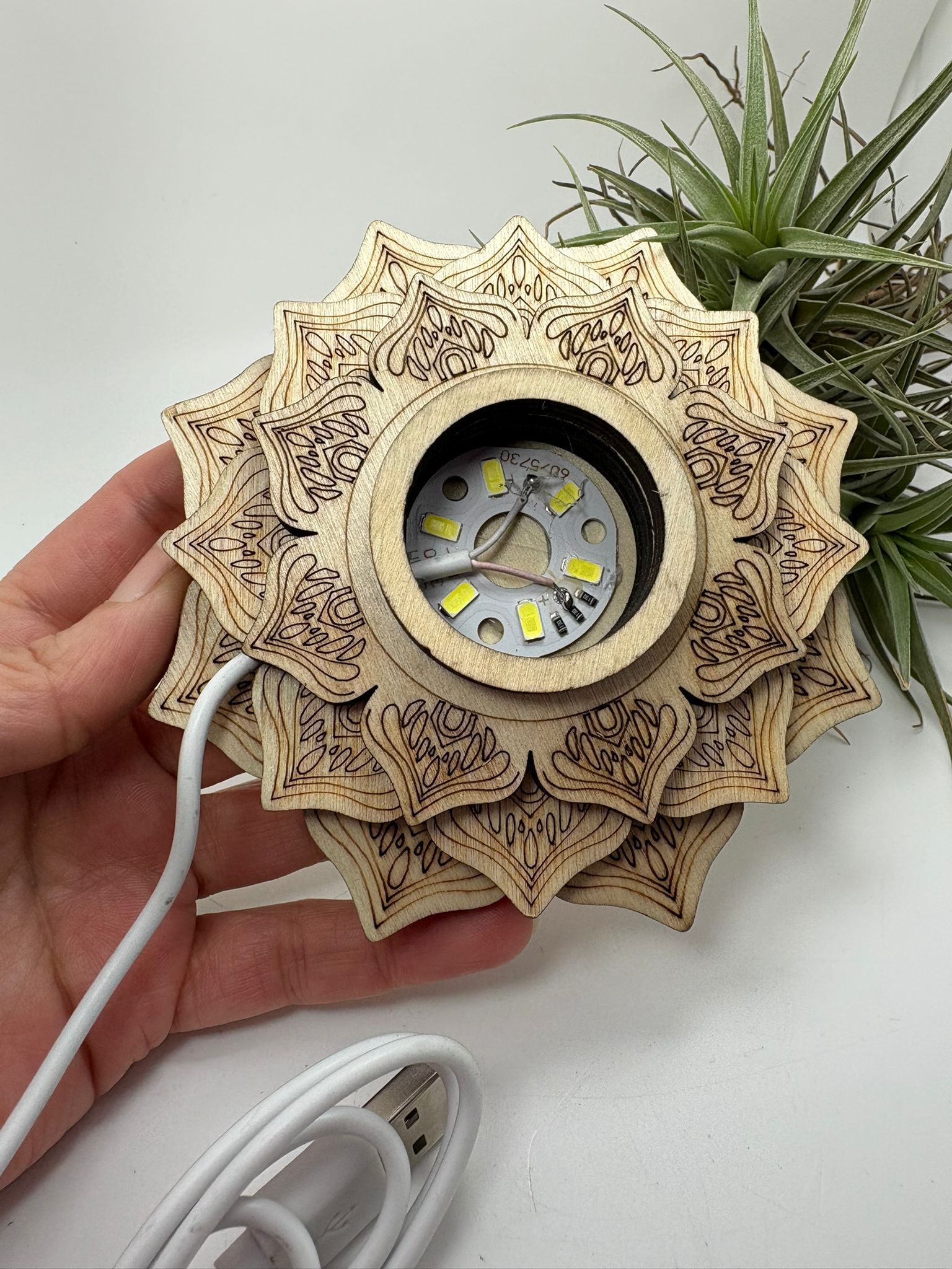 Base LED de madera en forma de flor de loto para esferas de 5 a 7 cm. Luz cálida y conexión USB, ideal para minerales.