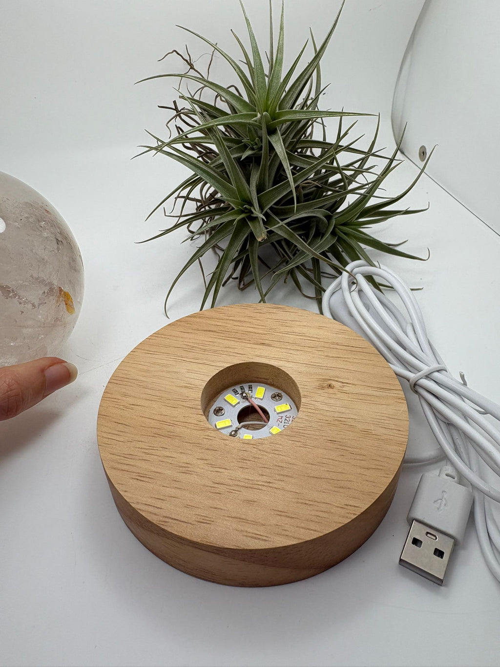 Base LED de madera con luz blanca para esferas minerales. Tamaño 10 cm, conexión USB, ideal para todo tipo de esferas.