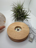 Base LED de madera con luz blanca para esferas minerales. Tamaño 10 cm, conexión USB, ideal para todo tipo de esferas.