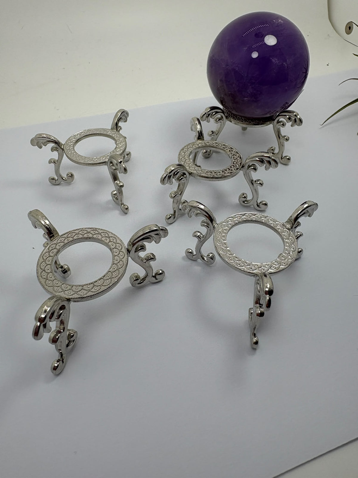 Realza tus esferas de minerales con esta base de metal plateado de diseño decorativo. Ideal para presentar esferas medianas y grandes con elegancia.