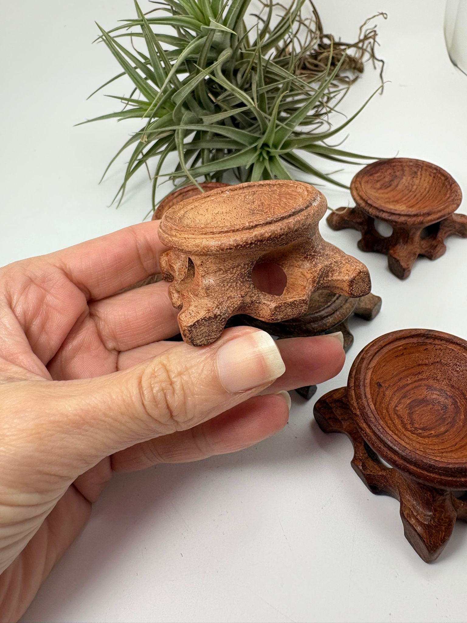 Base de madera para esferas medianas y grandes. Ideales para exponer minerales con estabilidad y un acabado natural decorativo.