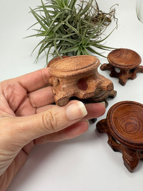 Base de madera para esferas medianas y grandes. Ideales para exponer minerales con estabilidad y un acabado natural decorativo.