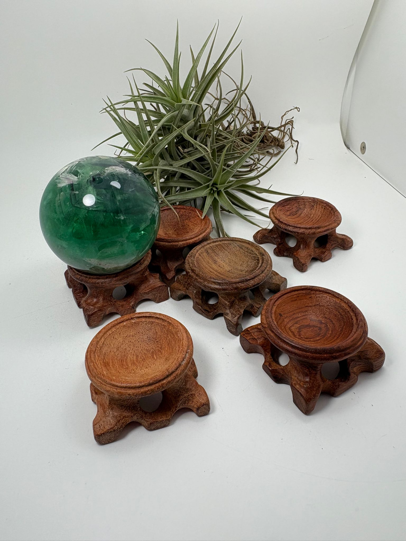 Base de madera para esferas medianas y grandes. Ideales para exponer minerales con estabilidad y un acabado natural decorativo.