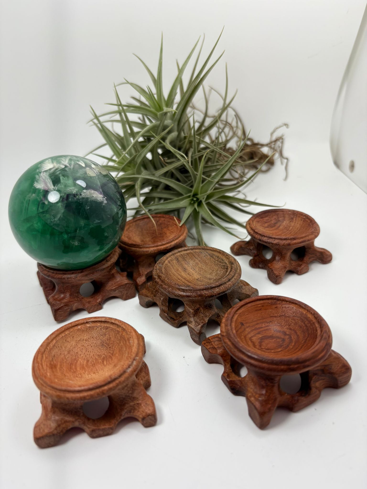 Base de madera para esferas medianas y grandes. Ideales para exponer minerales con estabilidad y un acabado natural decorativo.