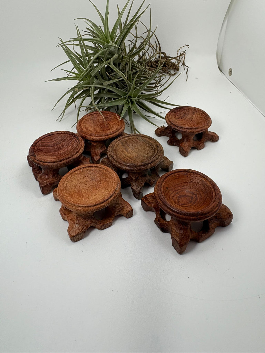 Base de madera para esferas medianas y grandes. Ideales para exponer minerales con estabilidad y un acabado natural decorativo.